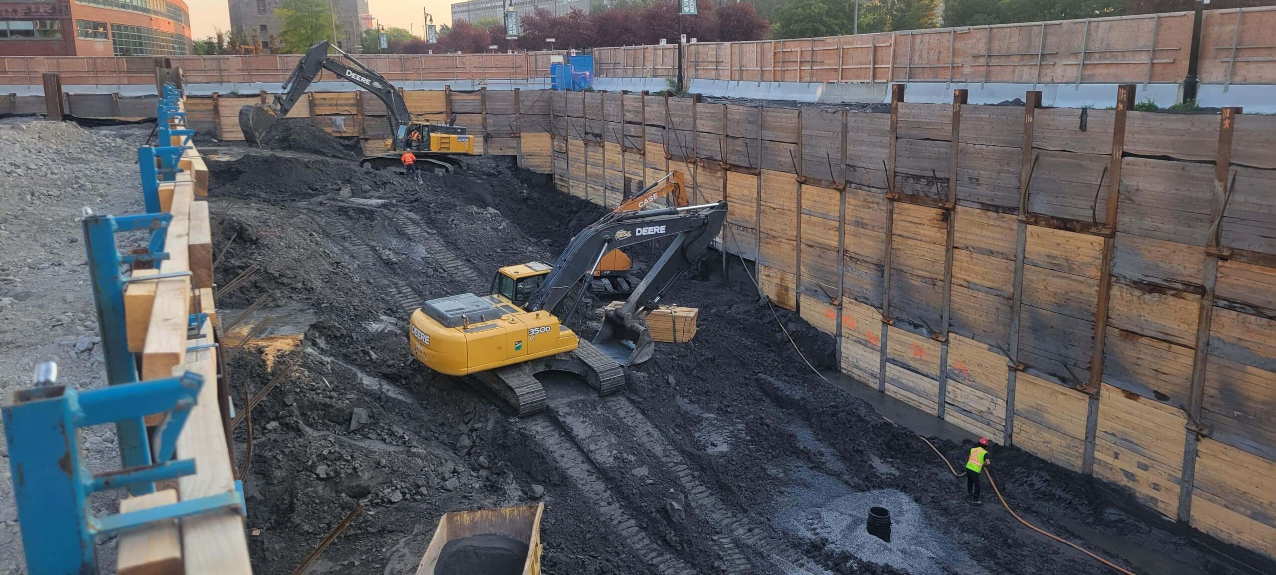 Pelles mécaniques procédant à l'excavation d'un site à Montréal