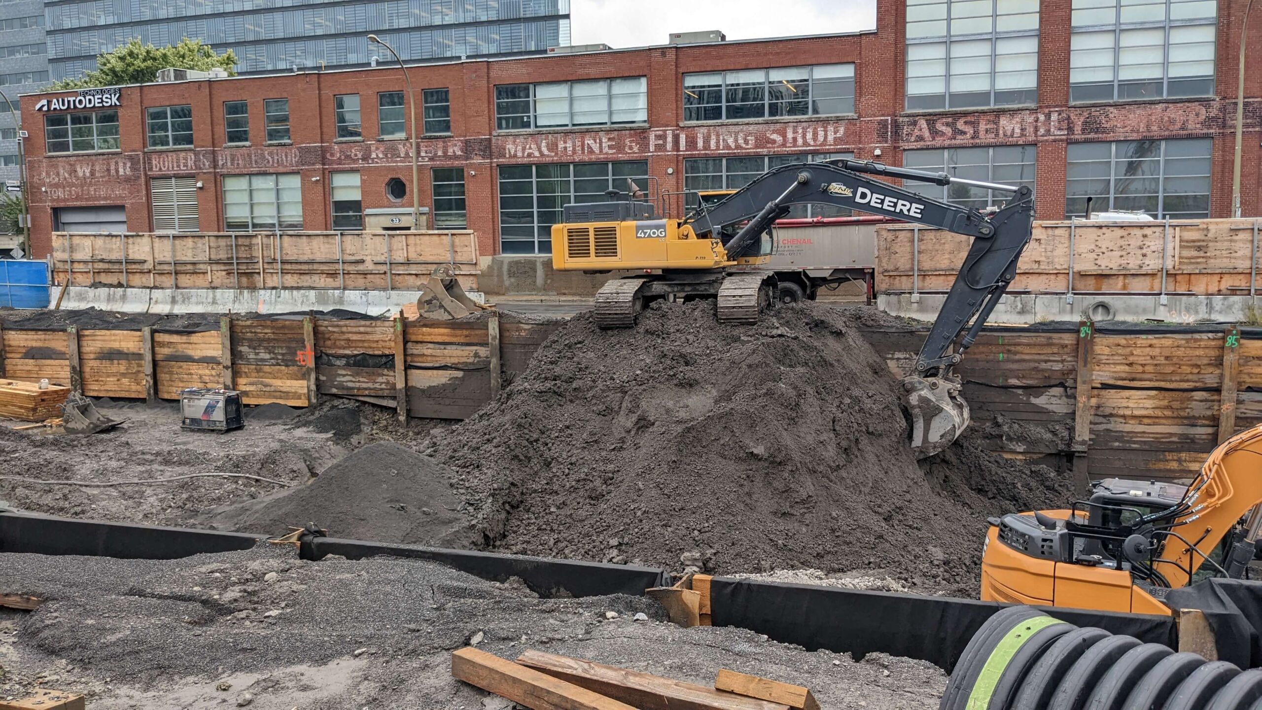 Pelle mécanique décontaminant un site à Montréal
